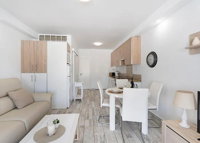 Island Village Heights Апартаменты Адехе