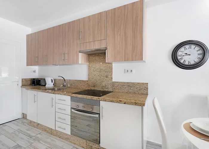 Island Village Heights Апартаменты Адехе